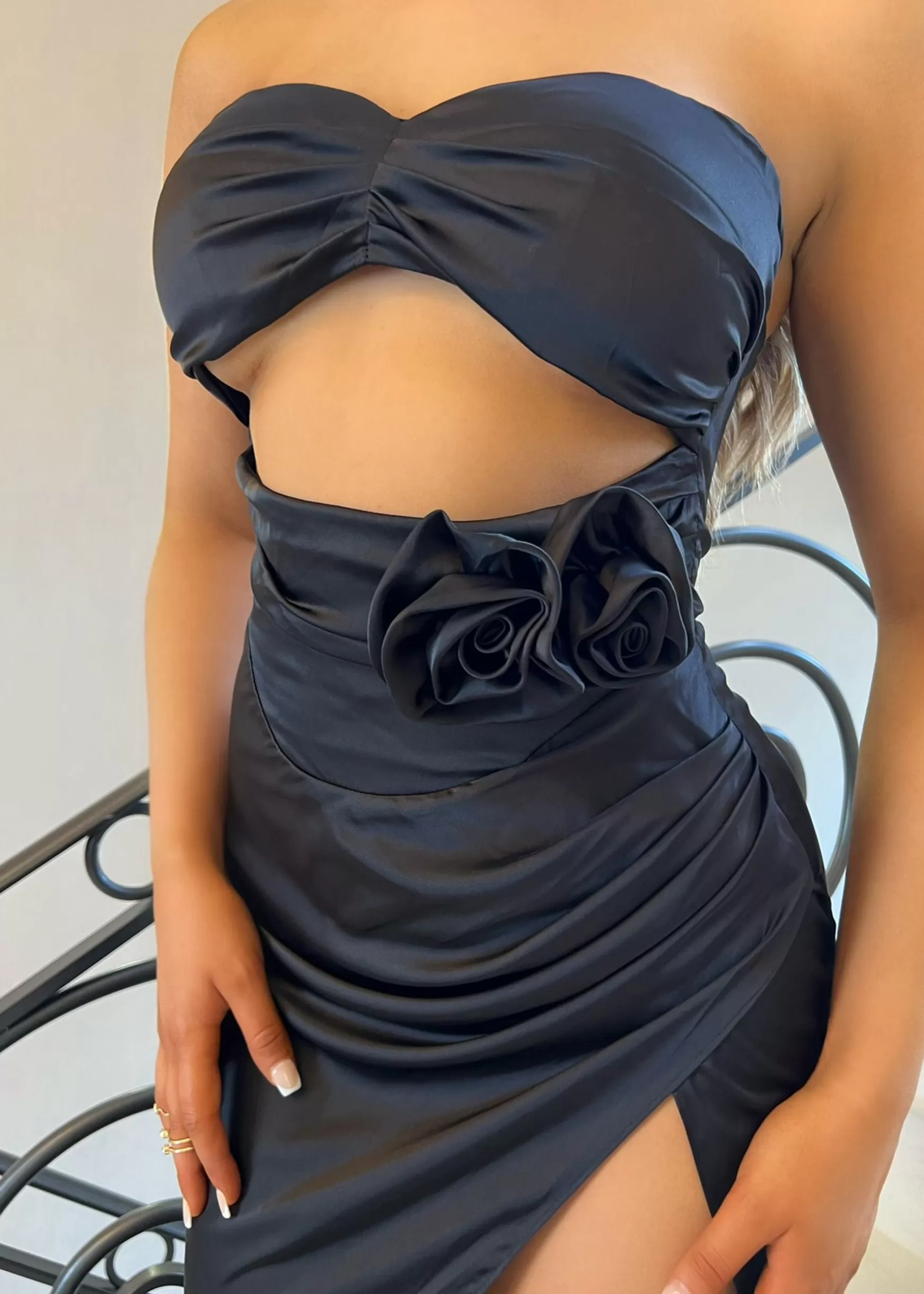 Dressmezee Occasion Wear<Steal The Moment Corsage Gown With Neck Tie - Black